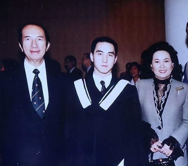 何鸿燊仨子女观礼阅兵,何超琼带了三房的弟弟,唯独没带何猷君(组图) - 13