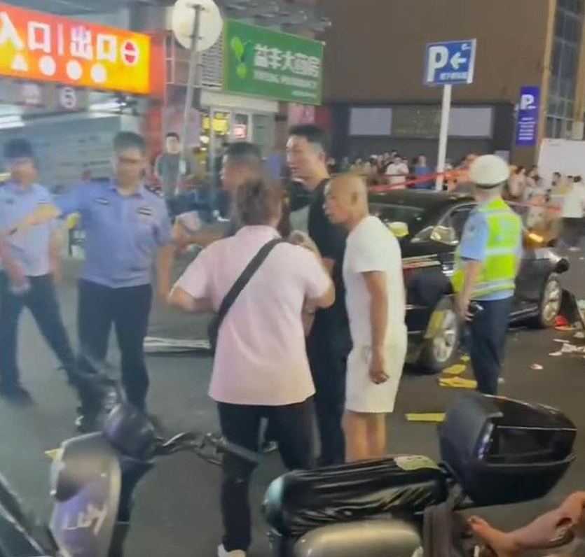 武汉闹市区私家车冲撞人群，满地鲜血！现场惨不忍睹，肇事者被捕（视频/组图） - 4