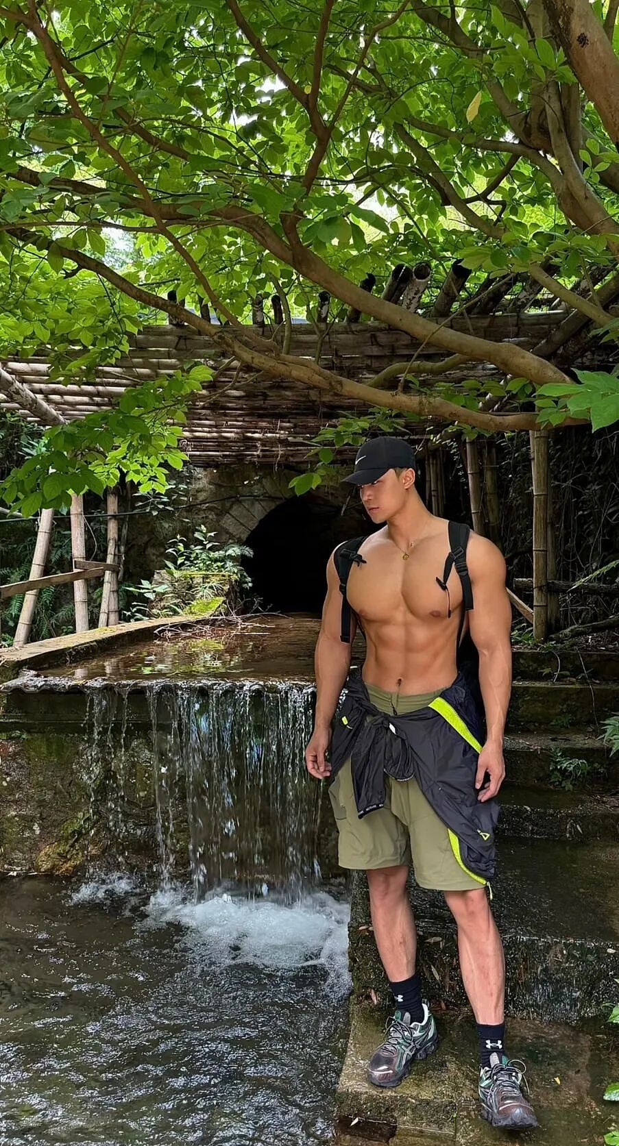 【帅哥】山东黑皮猛男教练有颜有身材！极品大脚，壮硕肌肉持久打桩...（组图） - 1