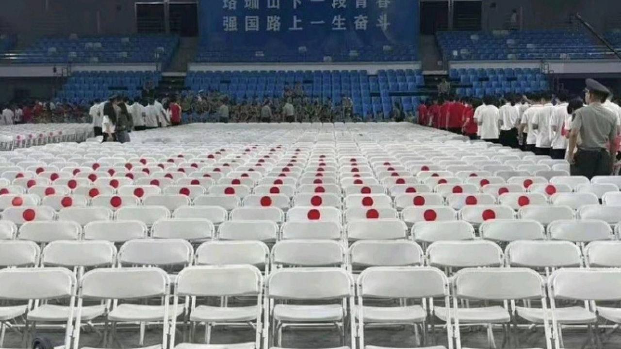 开学典礼白椅贴红圈似日本国旗惹议，武汉大学“引发误读”致歉（组图） - 1