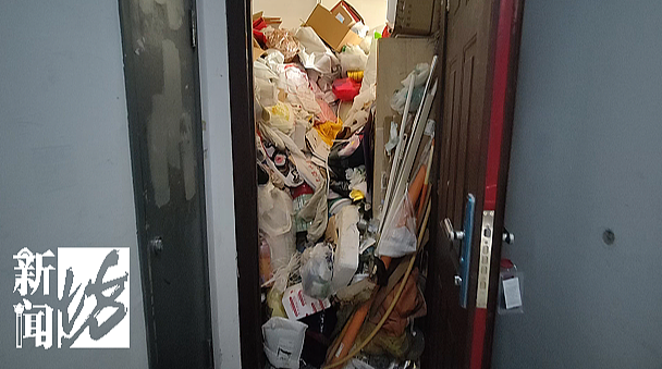 家里清出30吨！男子彻底崩溃：老妈有3套房，越堆越多！开门瞬间涌出……（组图） - 1