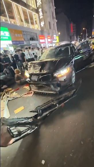 武汉闹市区私家车冲撞人群，满地鲜血！现场惨不忍睹，肇事者被捕（视频/组图） - 3