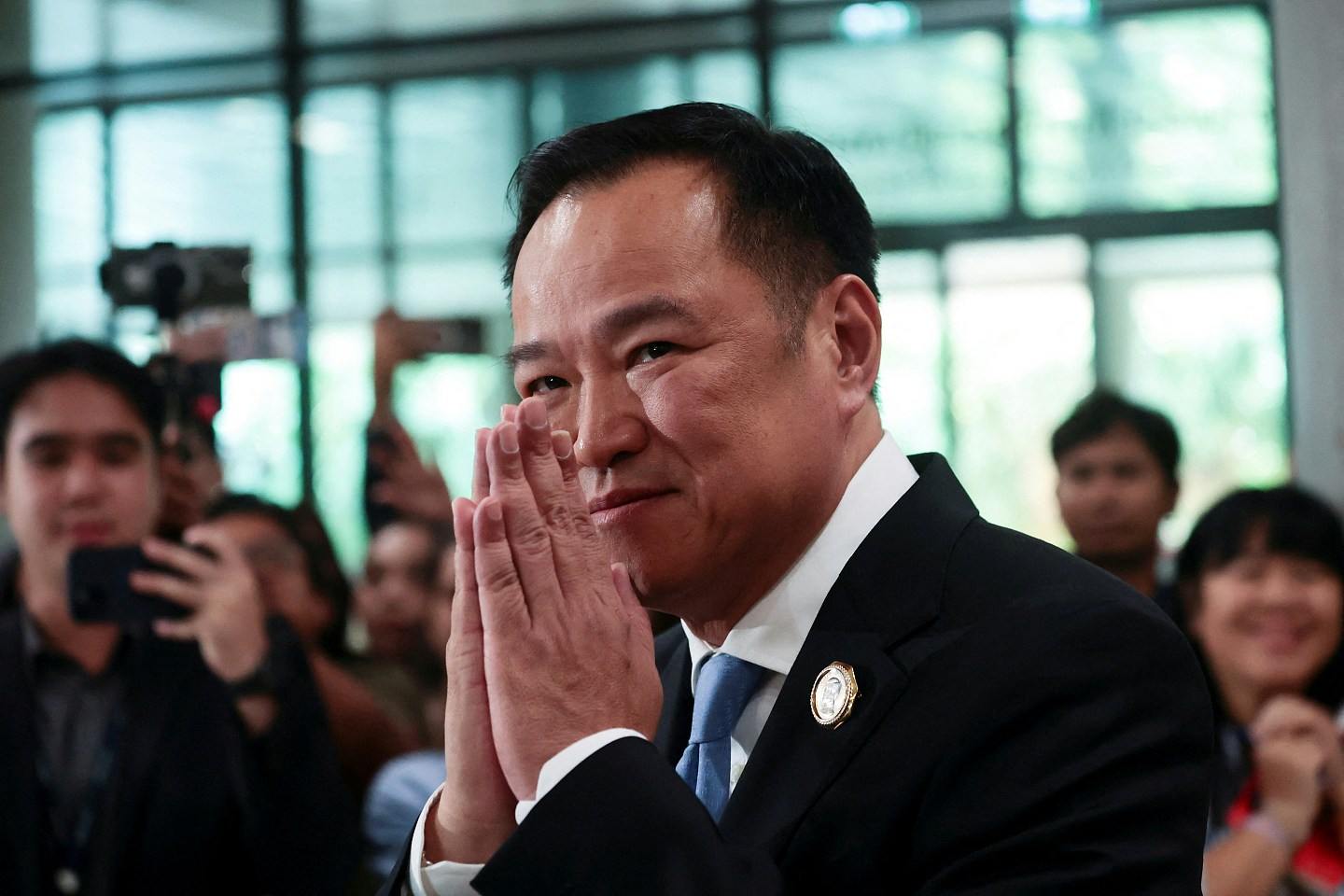获泰王批准出任总理，阿努廷匍匐跪拜御像“叩谢圣恩”（视频/组图） - 1