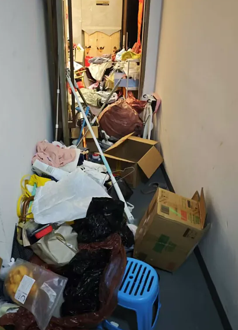 家里清出30吨！男子彻底崩溃：老妈有3套房，越堆越多！开门瞬间涌出……（组图） - 6