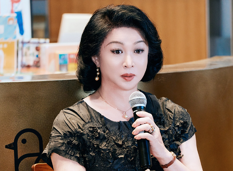 金星在法国的“丑照”曝光？巴黎被偶遇状态大变样，如今过得怎样了？（组图） - 10