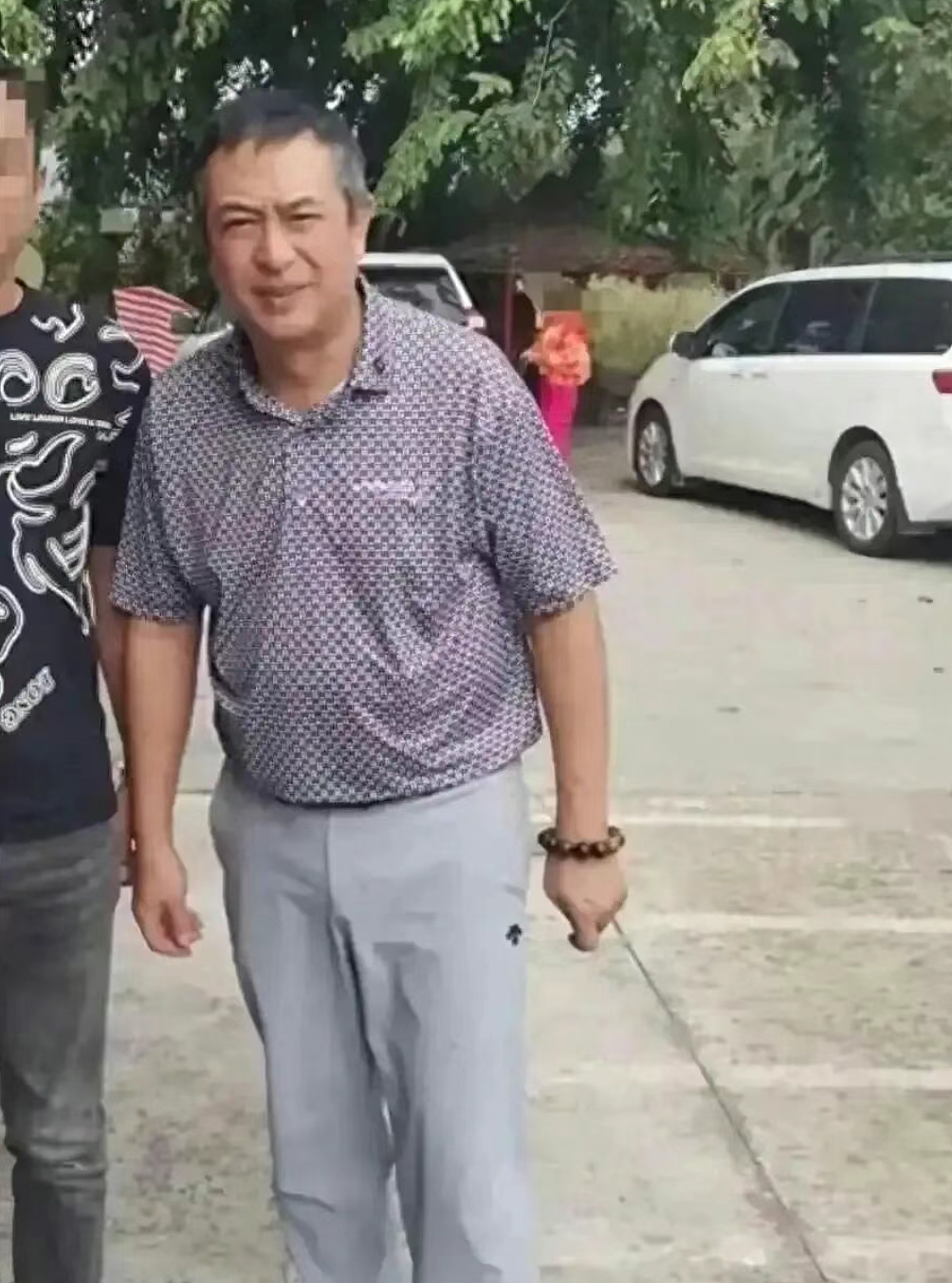 55岁张嘉益现状曝光!病情严重到走路都站不直(组图) - 1