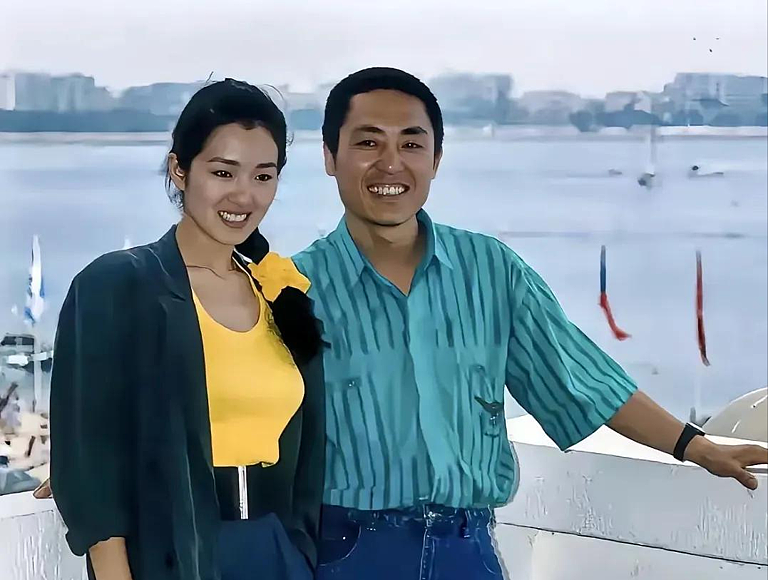 张艺谋和巩俐合影，生理性喜欢显而易见（组图） - 1