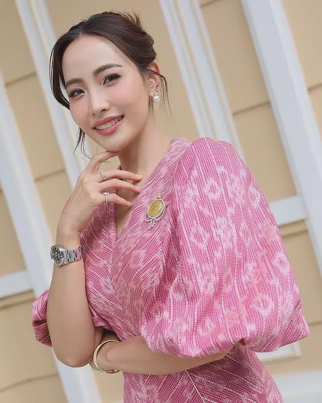 泰国新第一夫人颜值在线还开咖啡店,比丈夫小20岁(组图) - 2