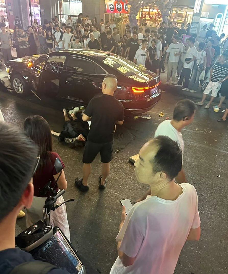 武汉闹市区私家车冲撞人群，满地鲜血！现场惨不忍睹，肇事者被捕（视频/组图） - 1