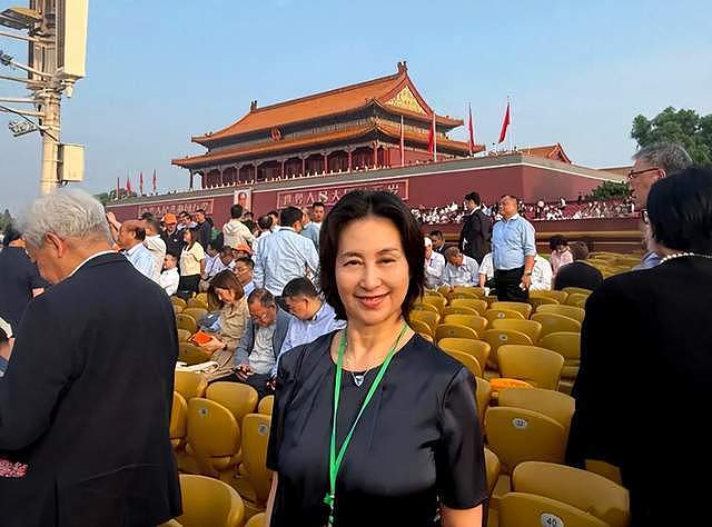 何鸿燊仨子女观礼阅兵,何超琼带了三房的弟弟,唯独没带何猷君(组图) - 5