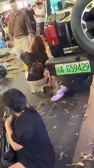 武汉闹市区私家车冲撞人群，满地鲜血！现场惨不忍睹，肇事者被捕（视频/组图） - 7