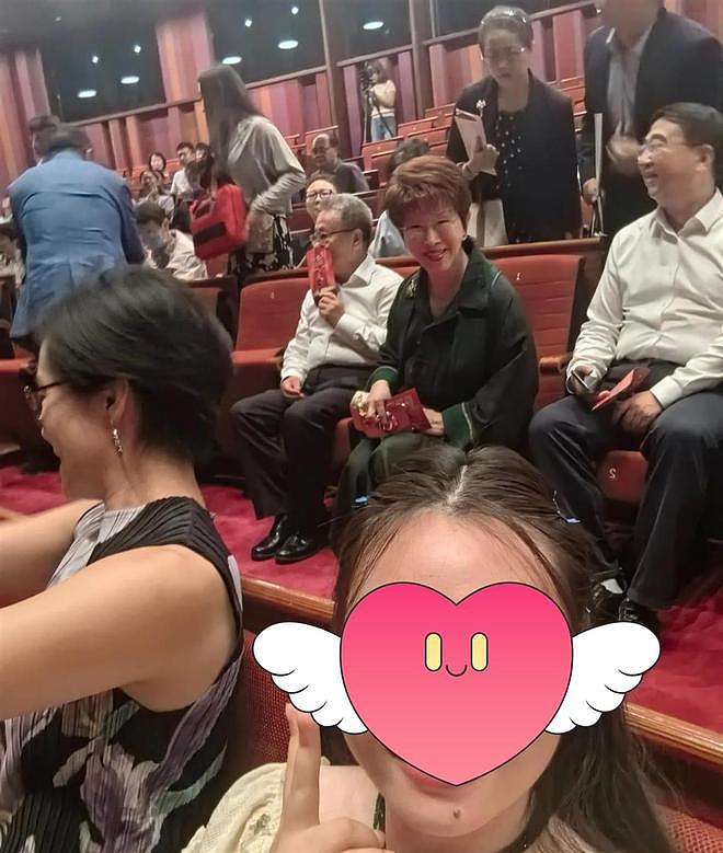 女子看京剧回头发现后排坐着洪秀柱，对方爽快配合自拍（组图） - 1