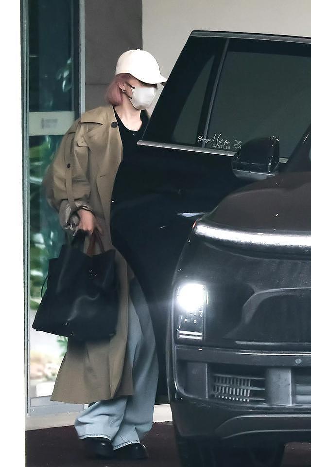 网友发文偶遇赵丽颖送孩子去开学礼！称赞颖宝很低调，穿搭在线（组图） - 11