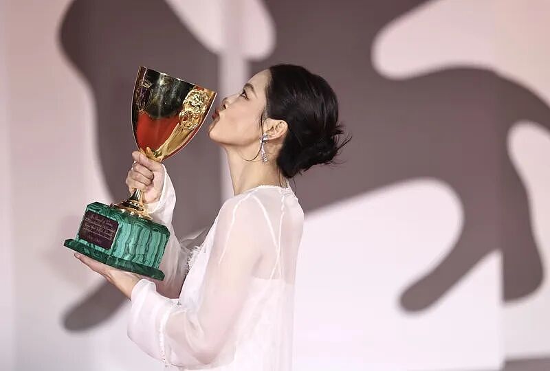 39岁辛芷蕾获威尼斯影后，为第三位获此奖项华人女演员，其哽咽发言：曾吹牛想成为国际巨星，妈妈你看（视频/组图） - 3