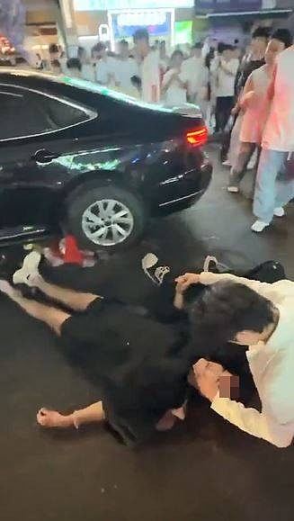 武汉闹市区私家车冲撞人群，满地鲜血！现场惨不忍睹，肇事者被捕（视频/组图） - 6