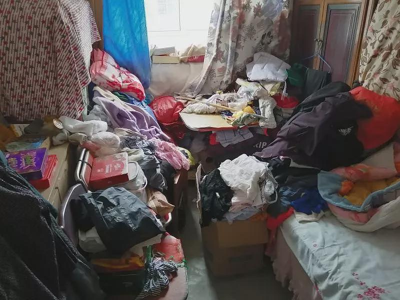 家里清出30吨！男子彻底崩溃：老妈有3套房，越堆越多！开门瞬间涌出……（组图） - 12