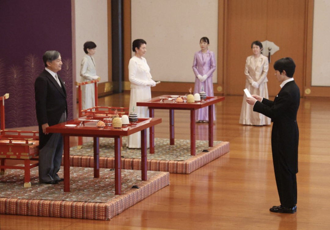 19岁日本“未来天皇”大办成人礼！一反常态不再“傻楞楞”仍遭民众批：我们要女天皇不要妈宝耀祖！（组图） - 7