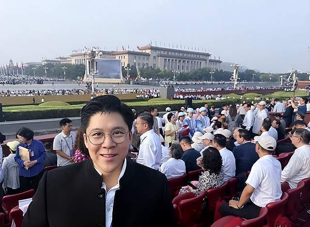 何鸿燊仨子女观礼阅兵,何超琼带了三房的弟弟,唯独没带何猷君(组图) - 4