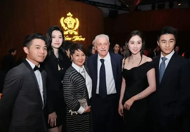 何鸿燊仨子女观礼阅兵,何超琼带了三房的弟弟,唯独没带何猷君(组图) - 27