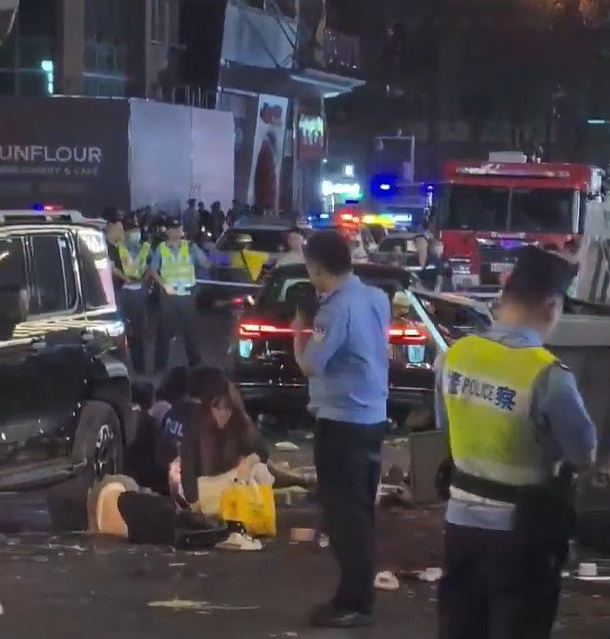 武汉闹市区私家车冲撞人群，满地鲜血！现场惨不忍睹，肇事者被捕（视频/组图） - 2