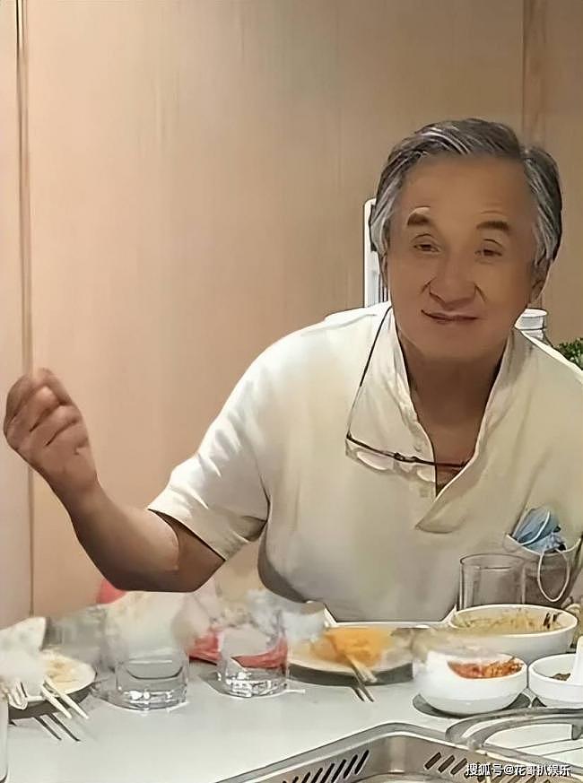 身上伤病多不能睡床...王晶曝成龙身体问题（组图） - 7