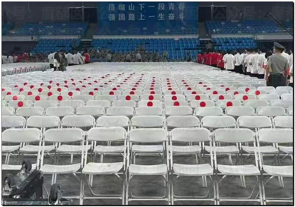网友吵翻!武汉大学开学典礼白色座椅贴红色圆形标签被批媚日,胡锡进:太阳被鬼子垄断了?(组图) - 7