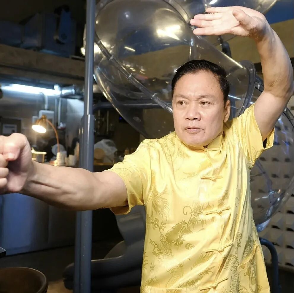 知名港星被曝失联，手机号码停用，丧妻后与子女关系疏离（组图） - 1