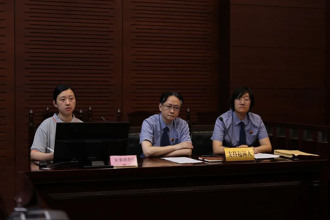 上海一女子去世留下俩美籍女儿，生父成谜！孩子档案出现关键信息？（组图） - 3
