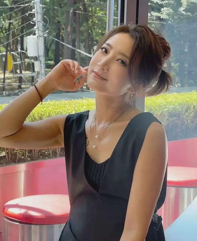 陈赫前妻不穿内衣大胆出镜,胸和肚子快一样平,那张脸倒是很美(组图) - 6