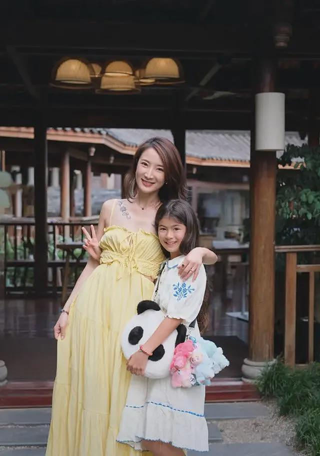 陈赫前妻不穿内衣大胆出镜,胸和肚子快一样平,那张脸倒是很美(组图) - 9
