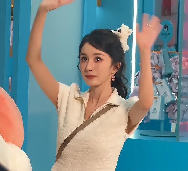 杨幂卖萌翻车!生图疲态尽显,38岁还拼少女感和辛芷蕾差距明显(组图) - 26