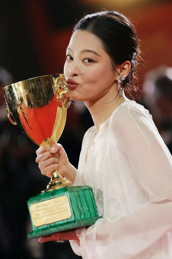 辛芷蕾获奖：欲望写在脸上的女人，才可怕（组图） - 1