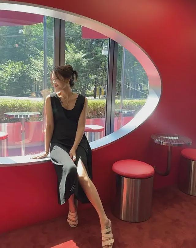 陈赫前妻不穿内衣大胆出镜,胸和肚子快一样平,那张脸倒是很美(组图) - 5