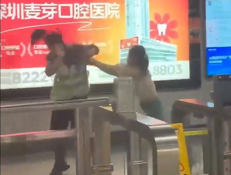 影片疯传！深圳女搭地铁拒安检，手袋当“流星锤”狂殴职员逾半分钟（视频/图） - 1