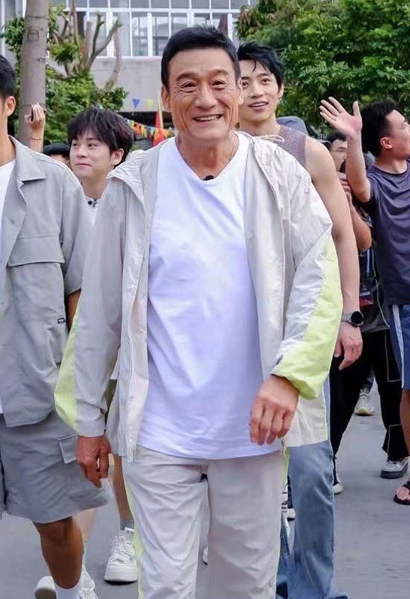 梁家辉昔沦落摆路边摊，影帝遭警察驱离，遭封杀2年落魄心酸（图） - 1