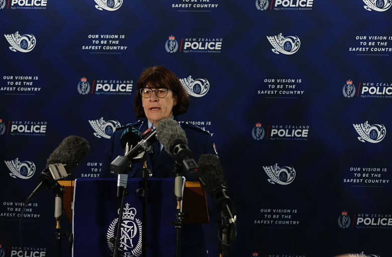 新西兰开展大规模搜救!带三子逃亡4年的父亲被警方击毙!警员重伤!岗位少闲人增!新西兰工资增长全球倒数(组图) - 4
