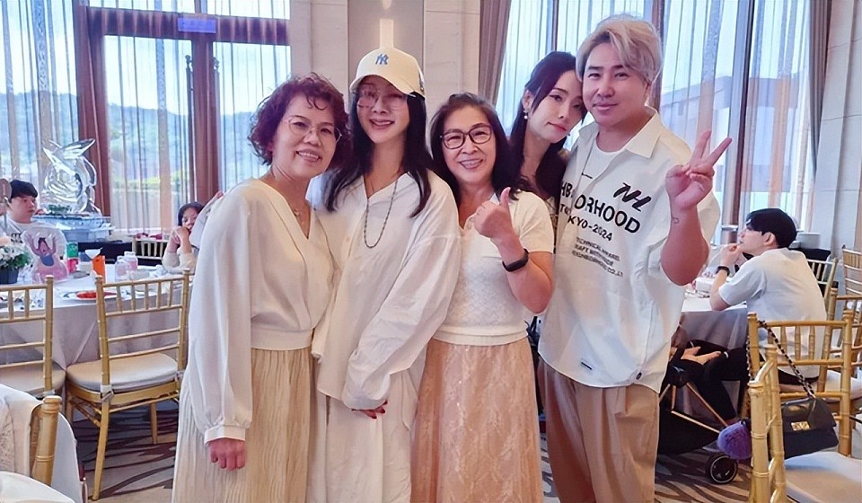 欧弟为三女儿办周岁宴,林志颖道贺!现任老婆首曝光,长相非常普通有些显老(组图) - 3