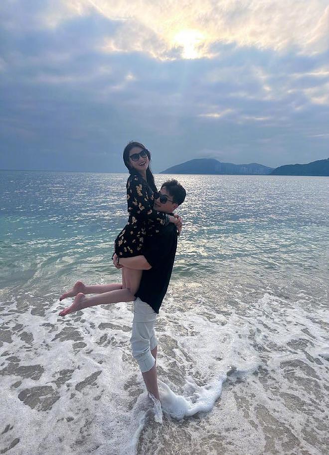 张馨予何捷现身张碧晨演唱会，两人情侣穿搭，结婚7年愈发甜蜜（组图） - 12
