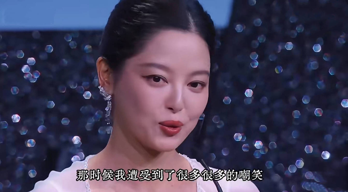 辛芷蕾夺国际影后,自曝曾因被退剧组躺马路大哭,领奖时张颂文表情引争议(组图) - 3