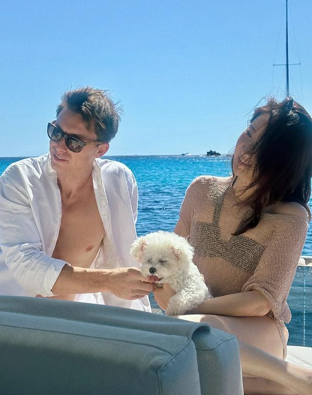 陈赫前妻不穿内衣大胆出镜,胸和肚子快一样平,那张脸倒是很美(组图) - 1