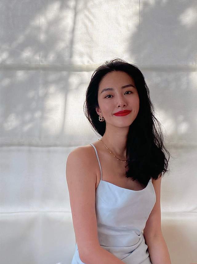 杨采钰说晒就晒，和富豪老公海外度假，沙滩上漫步无名指钻戒抢镜（组图） - 1