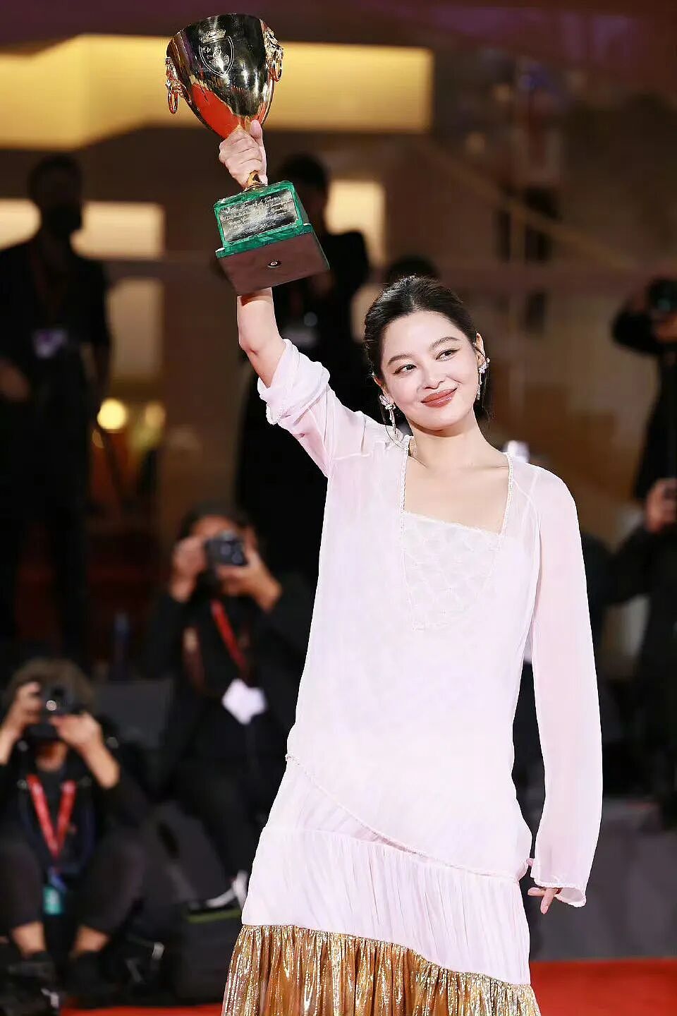 辛芷蕾成第三位华人威尼斯影后！杜莎夫人蜡像馆相继关闭，世界最大冰山解体（组图） - 1