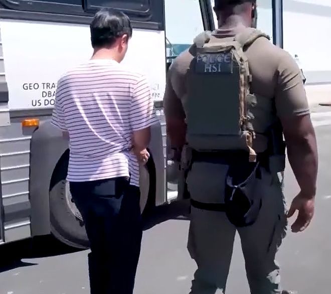 300名韩国公民在美国遭逮捕，还被戴了镣铐，韩国外长本周赴华府处理（组图） - 4
