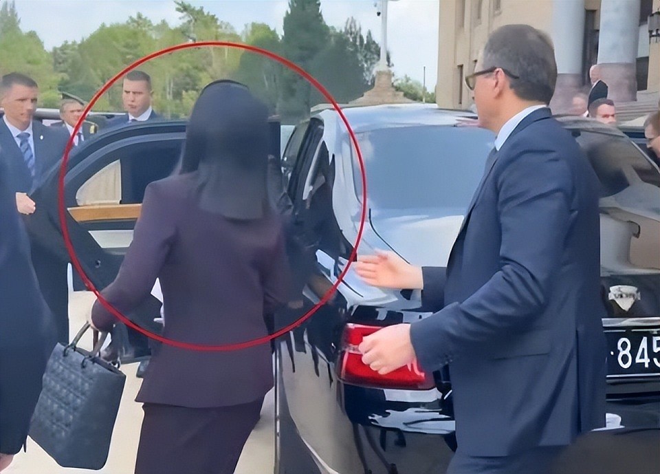 对朝制裁根本没用，韩媒扒出“金正恩的表来自瑞士，金与正的包来自法国”（组图） - 3