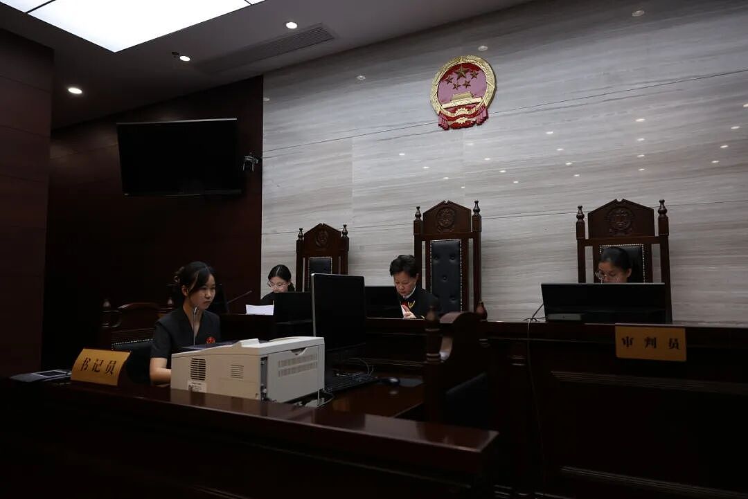 上海一女子去世留下俩美籍女儿，生父成谜！孩子档案出现关键信息？（组图） - 2