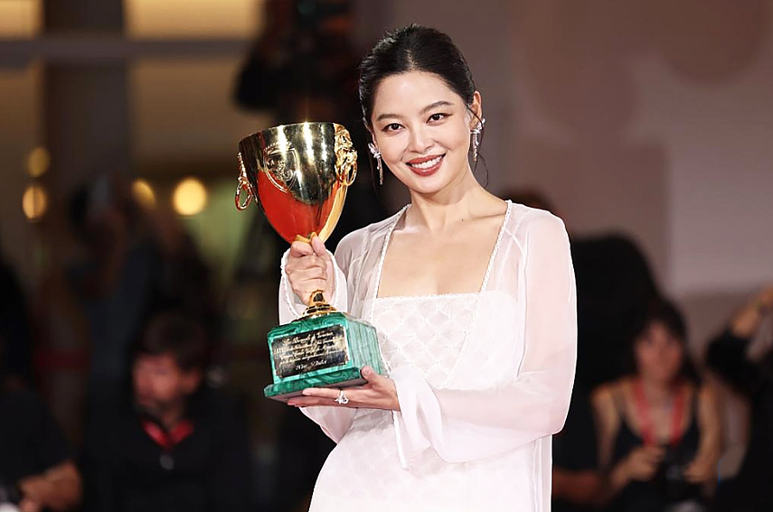 辛芷蕾威尼斯“封后”！继巩俐叶德娴后，第三位获此殊荣华人（组图） - 1