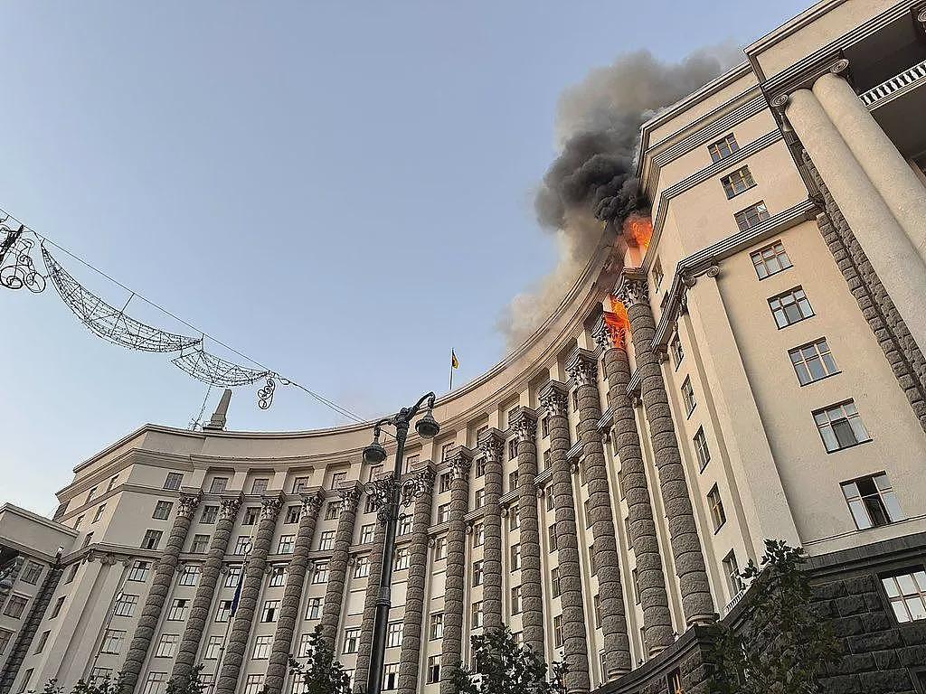 疑遭无人机袭击,乌政府大楼受损,部分楼发生火灾(图) - 1