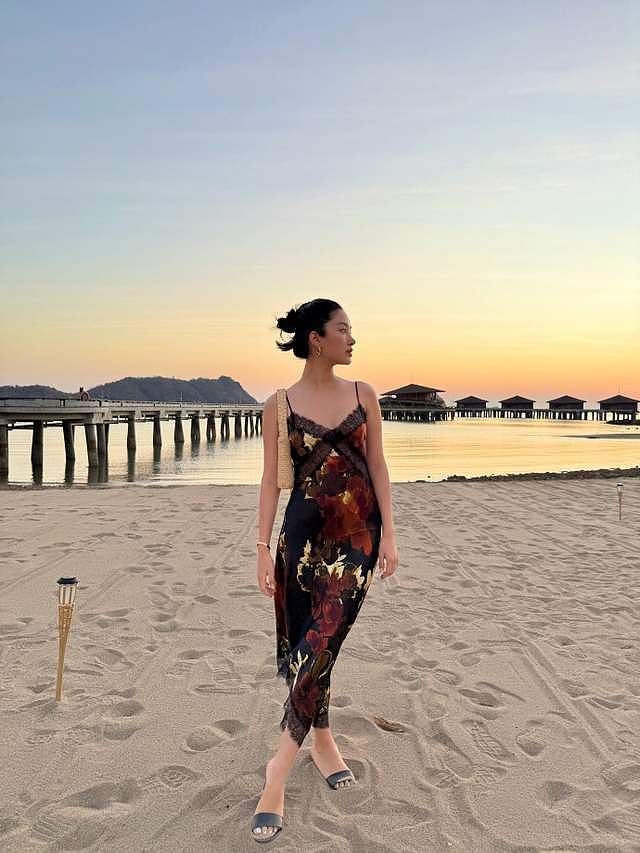 杨采钰说晒就晒，和富豪老公海外度假，沙滩上漫步无名指钻戒抢镜（组图） - 9