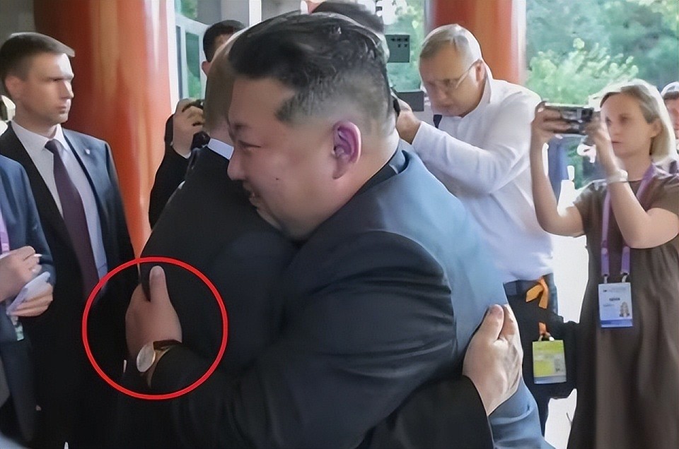 对朝制裁根本没用，韩媒扒出“金正恩的表来自瑞士，金与正的包来自法国”（组图） - 2