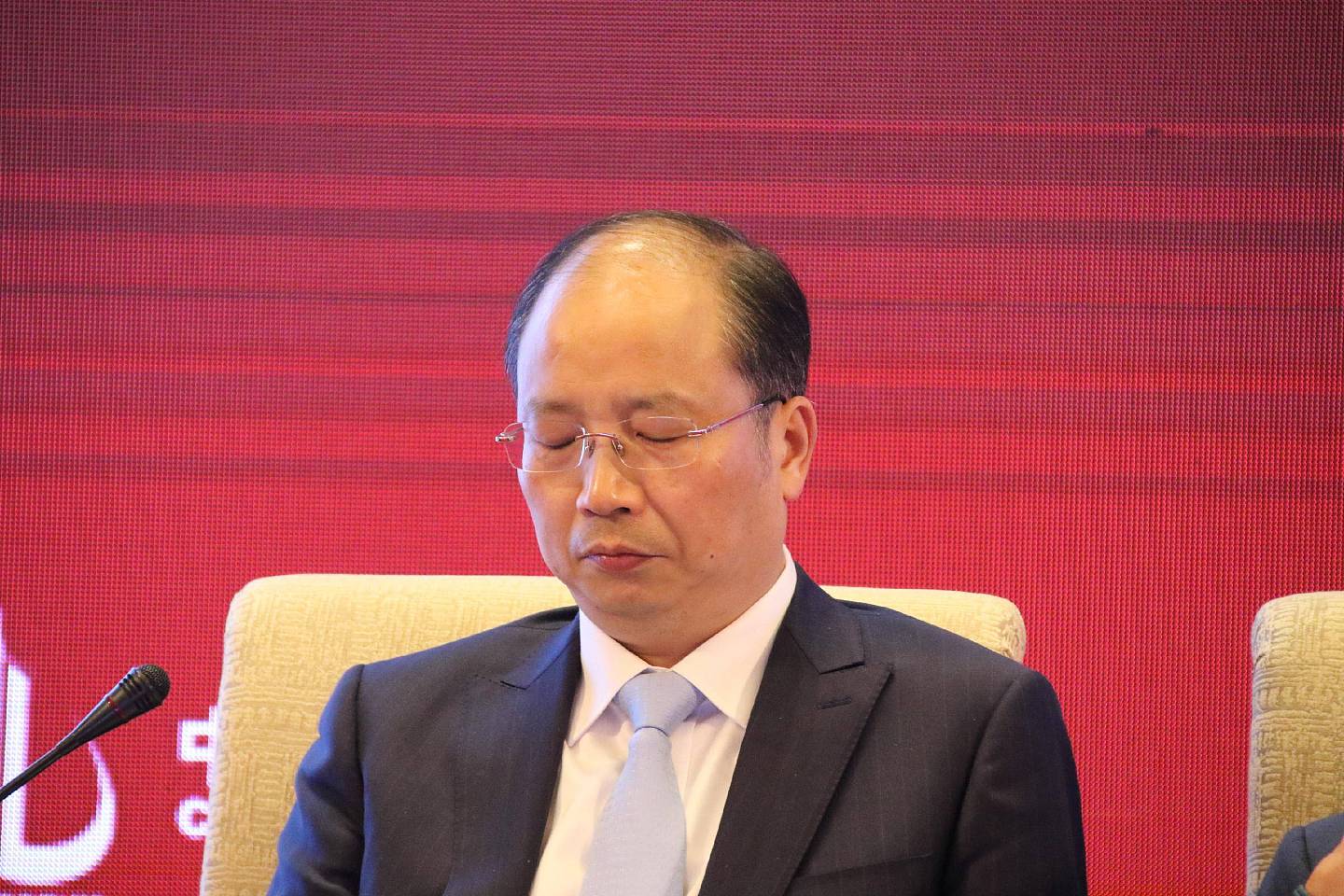 外媒:消息称易会满被查时家人也被带走,多名老同学已落马(图) - 1